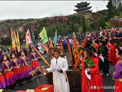 貴州民族在分布，語(yǔ)言文字，文化及宗教信仰方面的主要特特點(diǎn)？