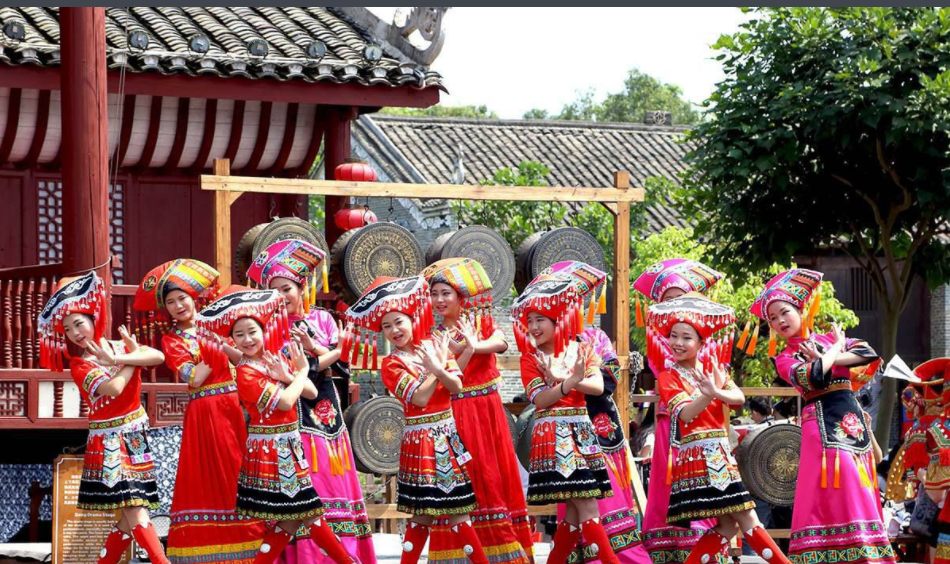 三個少數(shù)民族的族名、服飾、習俗、飲食文化等